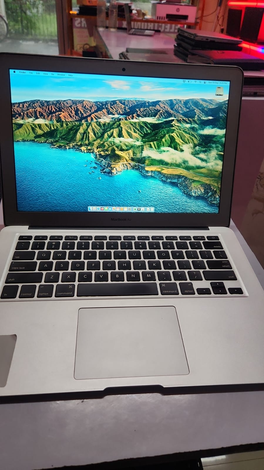 MACBOOK AIR
